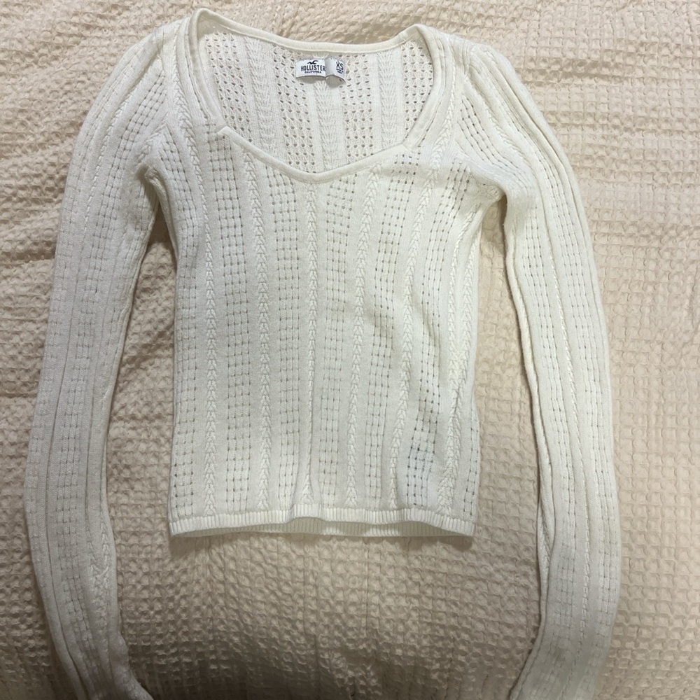 Hollister Women's V-Neck Cream Sweater